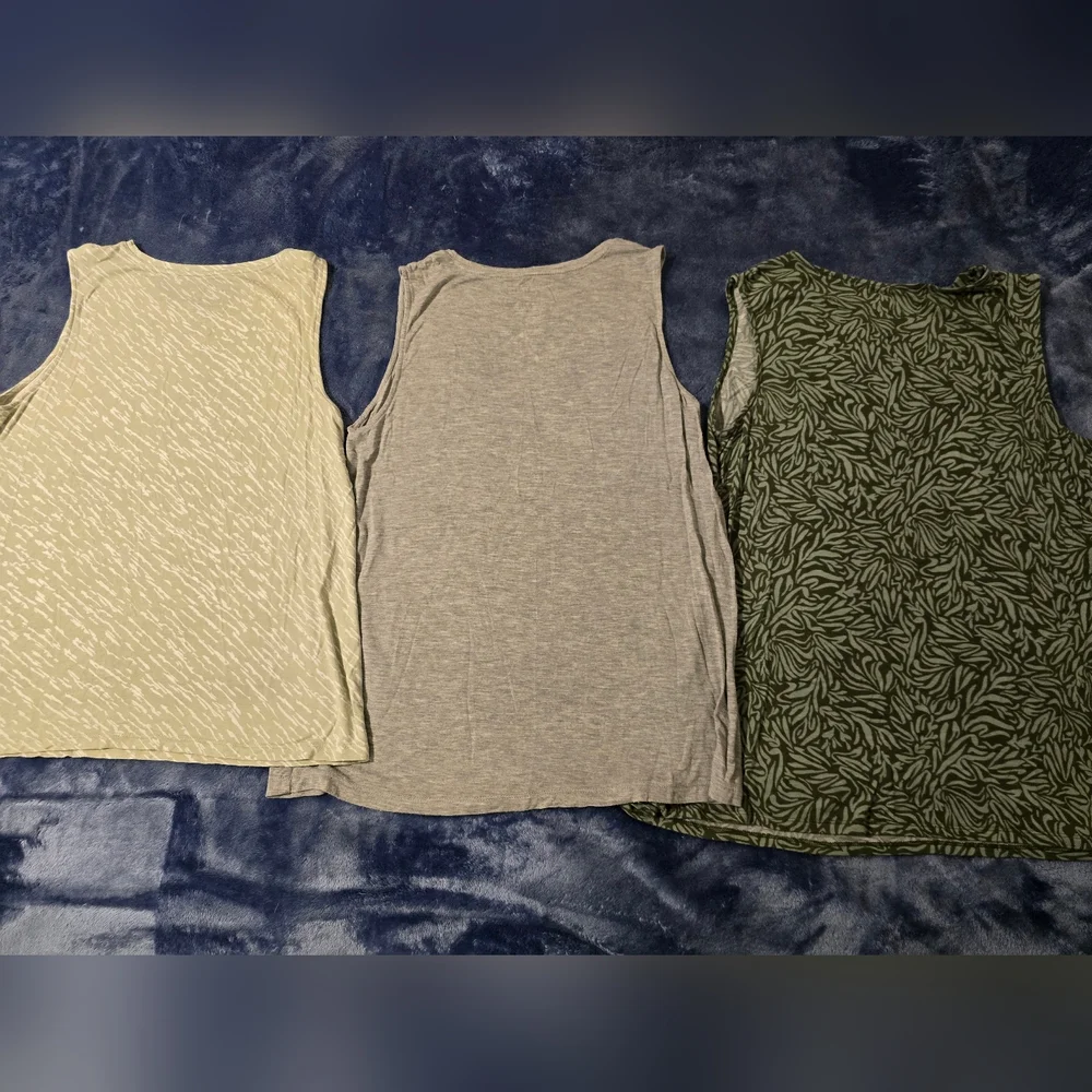 Lot of 3 Womens Summer Sleeveless Shirts - Picture 3 of 9